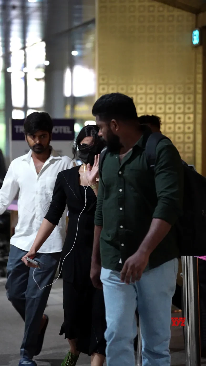 Rashmika Mandanna Turns Heads With Stylish Airport Appearance in Mumbai