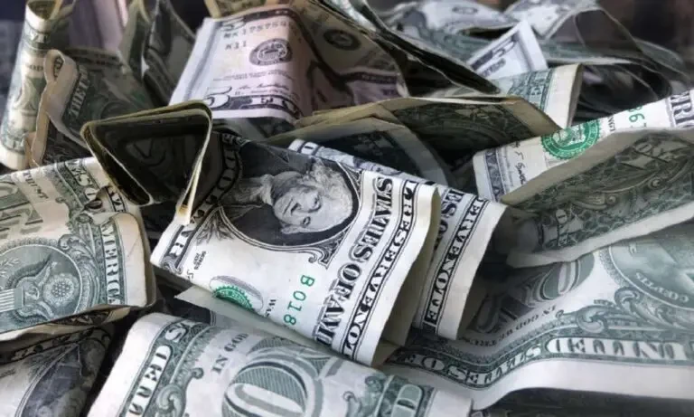 US Dollar Drops as Trading Closes at $157.57