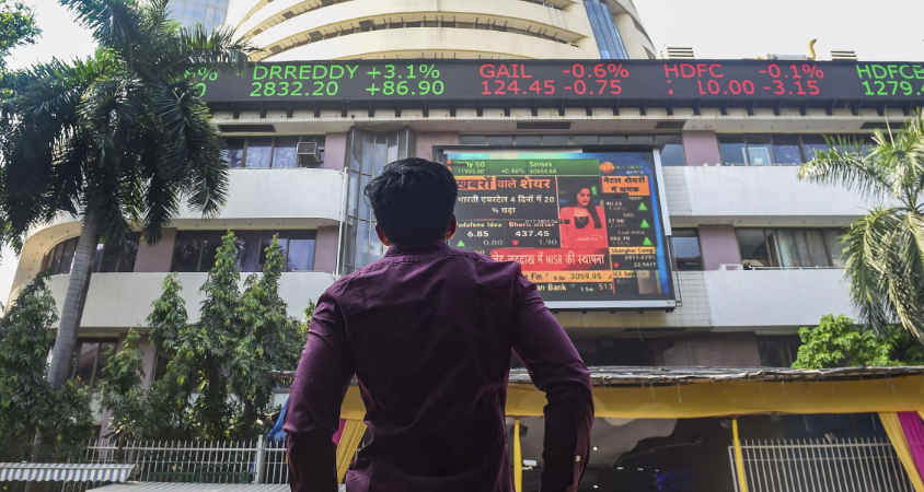 Indian Rupee Shows Slight Strength Amidst Global Oil Price Worries